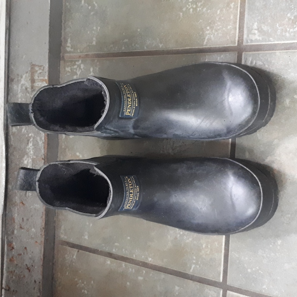 Pendleton Woolen Mills shearling lined pull on rain boots. Size 8 women's.
